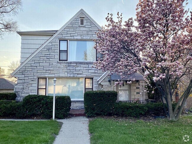 Building Photo - 2965 N 68th St Unit Lower Rental