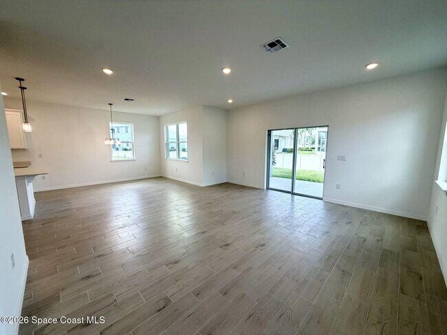 856 Castleford Ave NE