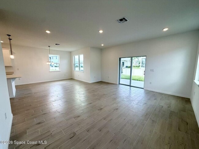 Photo - 856 Castleford Ave NE