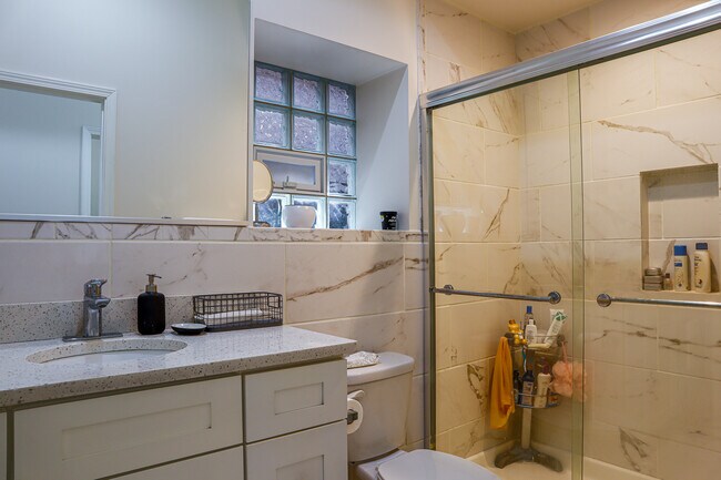 Apt 2 (3bd/2ba) - Bathroom #2 - Harris Point Chicago
