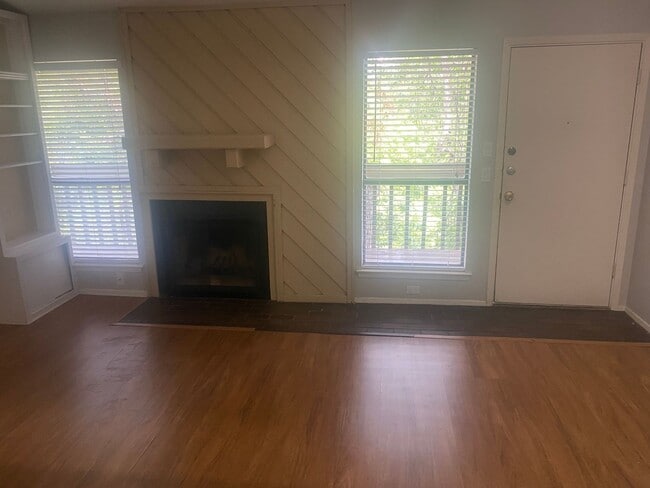 Photo - LAW SCHOOL SPECIAL - 1BD PLUS STUDY / 2BD/1BA