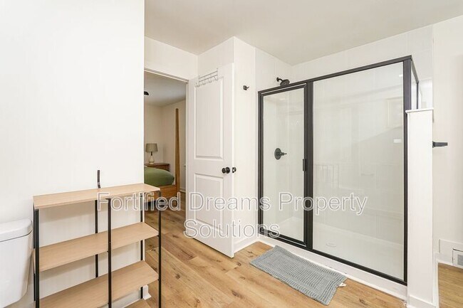 Photo - 2422 Queen St