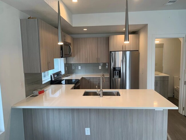 Photo - Beautiful Sloans lake Two Bed / Two and a ...