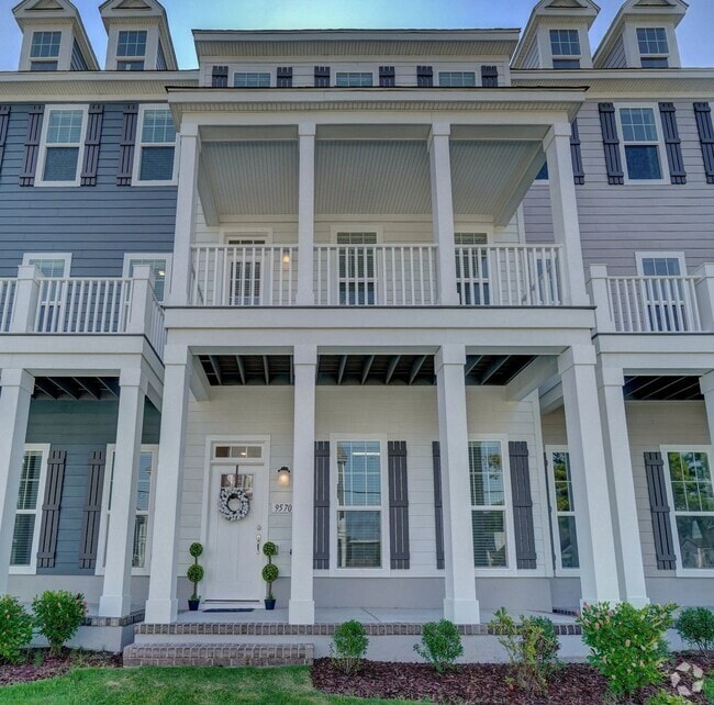 Building Photo - 3-Bedroom Townhome w/Attached Garage! Avai...