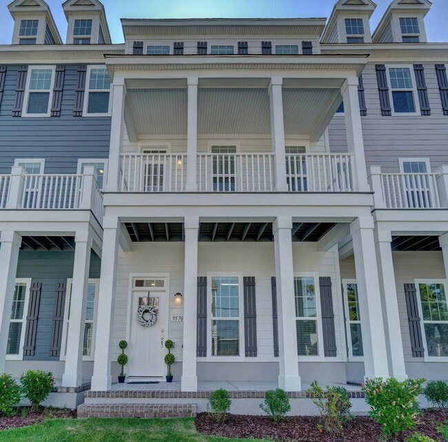 3-Bedroom Townhome w/Attached Garage! Avai... - 3-Bedroom Townhome w/Attached Garage! Avai...