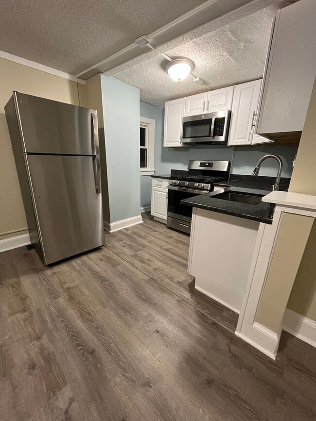 Building Photo - Gorgeous Studio, Second-floor! Apartment i... Unit #4
