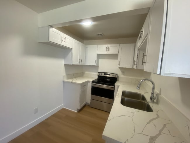 Building Photo - 444 E Rowland St Rental
