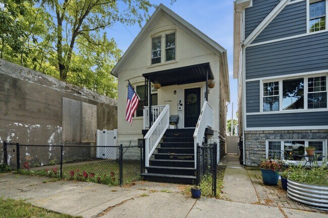 Photo - 437 W 44th Pl