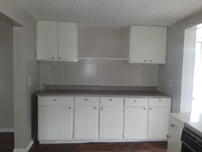 Photo - Cozy House located in a very quiet neighborhood, perfect for a small family or young professional!