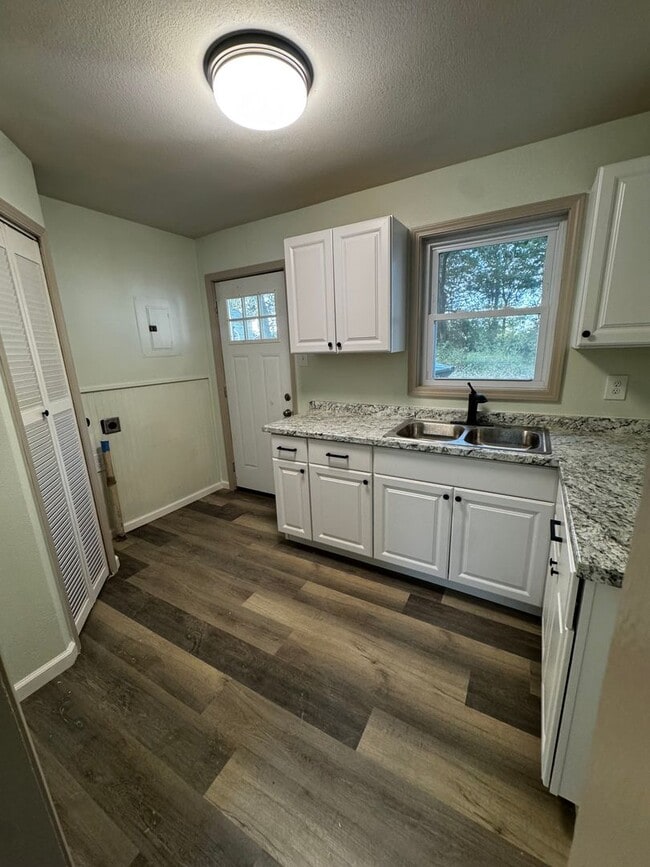 105 SW Sanneman Dr