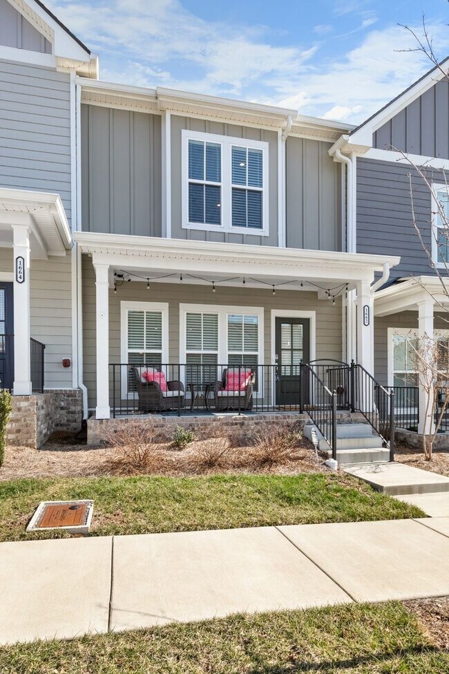 2 Bed, 2 Bath Townhome w/ 2 Car Garage - 2 Bed, 2 Bath Townhome w/ 2 Car Garage