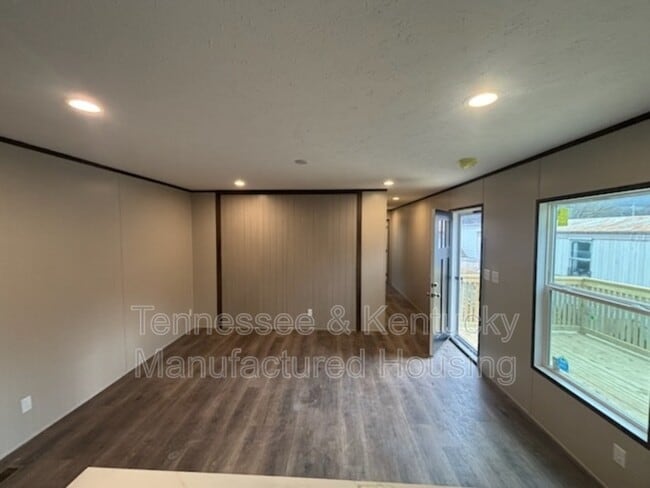 Photo - 210 Eller Dr