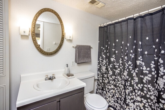 2BR, 2BA - 900 SF