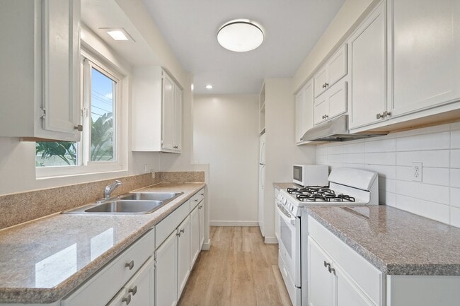 5943 Carlton Way Unidad C10