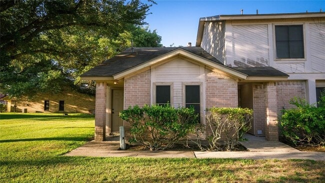 Building Photo - 1911 Country Village Blvd Unit A
