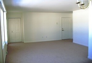 Living Room - 1010 Holliday Hills Dr Unidad 2