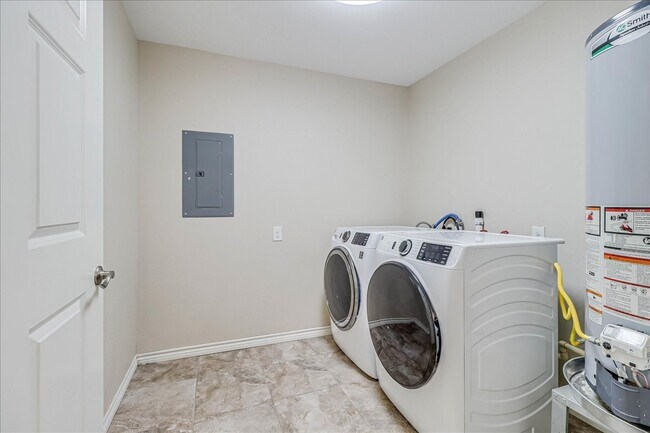 Photo - 2111 E Lott Ave