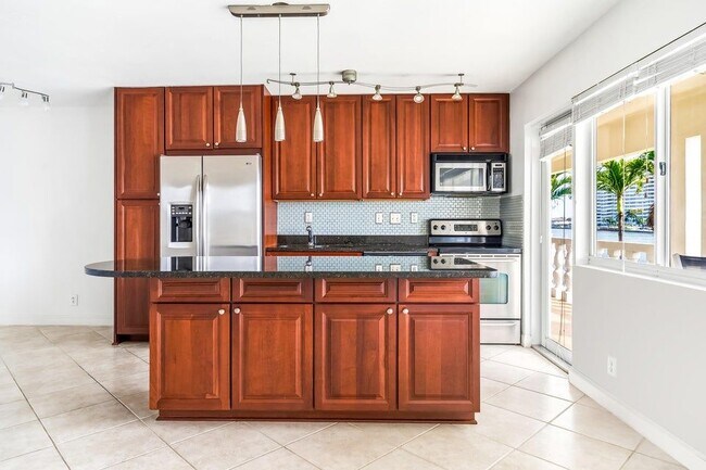 2895 NE 32nd St Unit 207