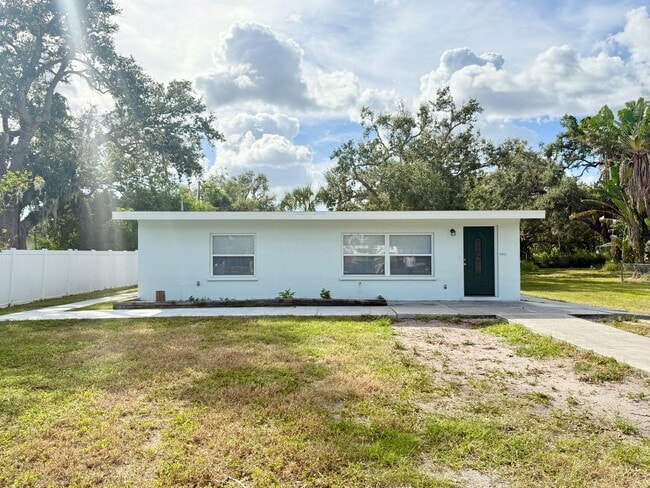 Building Photo - Four Bedroom Bradenton Rental - Large Yard