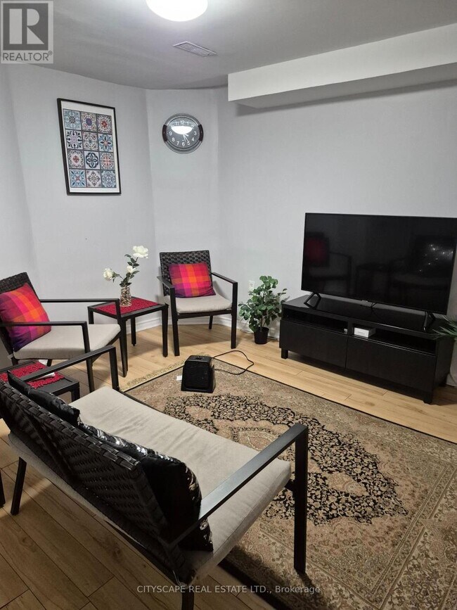 Photo - 3072 Caulfield Crescent