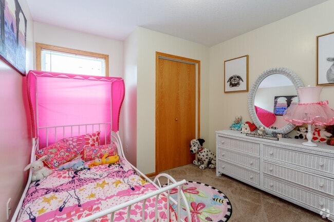 3BR, 1.5BA - 1200 SF