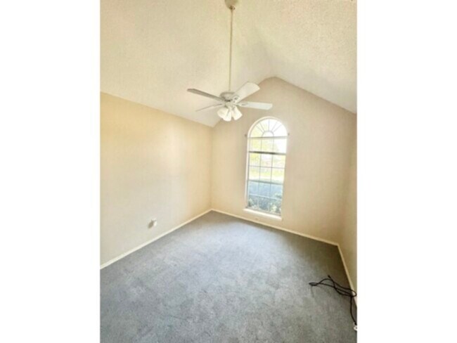 Photo - 932 Winchester Ln