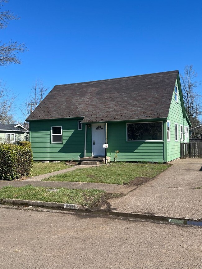 4-Bedroom 1 1/2 bathroom home in Eugene - 4-Bedroom 1 1/2 bathroom home in Eugene