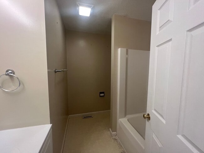 Photo - 4 Bedroom 2 Full Bath Chatham!