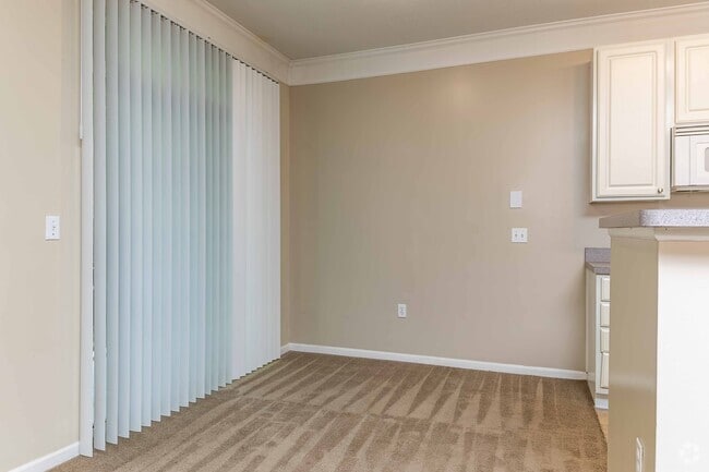 1BR, 1BA - 796SF - Dining Area