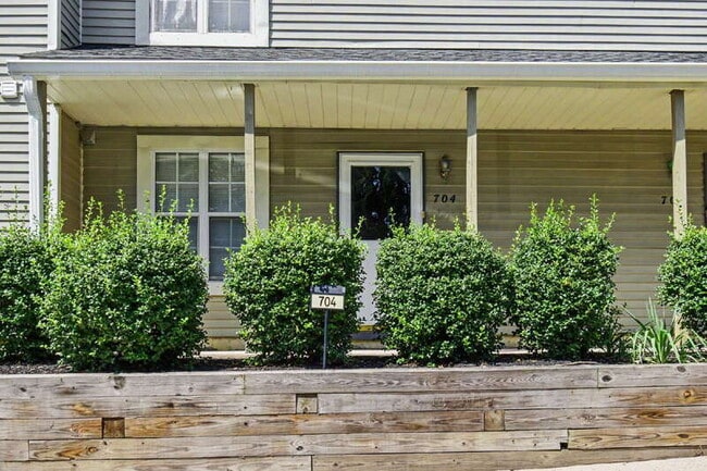 Building Photo - 704 E Parker St Unit # C1
