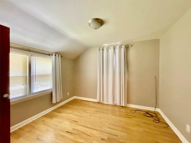 Photo - 2727 Hall St