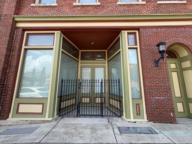 Building Photo - 466 Poplar St Unit 1 Rental