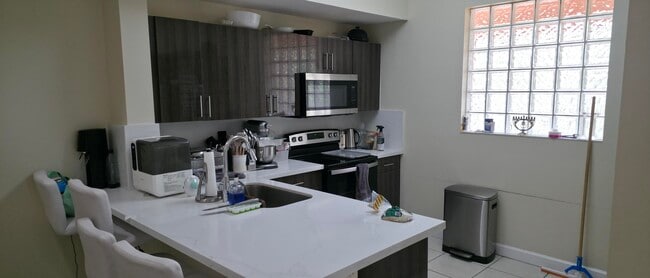 Building Photo - 6936 SW 39th St Unit D208