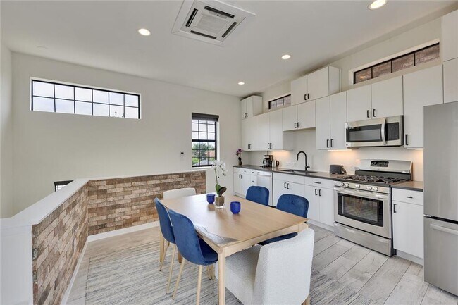 808 Lydia St