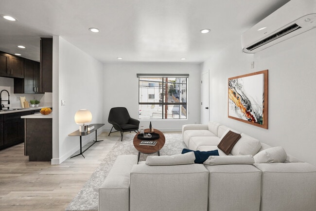 Building Photo - 900 College St.