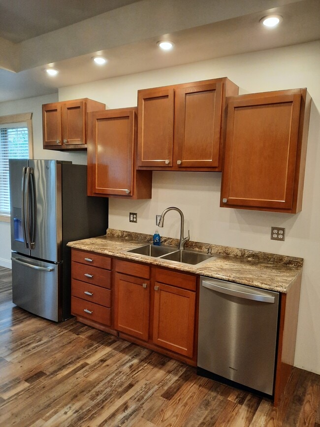 Building Photo - 247 Main St Unit LUXURY APT D