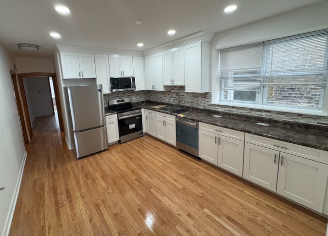 Building Photo - 2944 N Luna Ave Unit 1st Floor