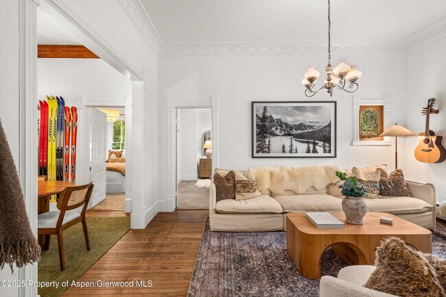 Photo - 406 W Smuggler St