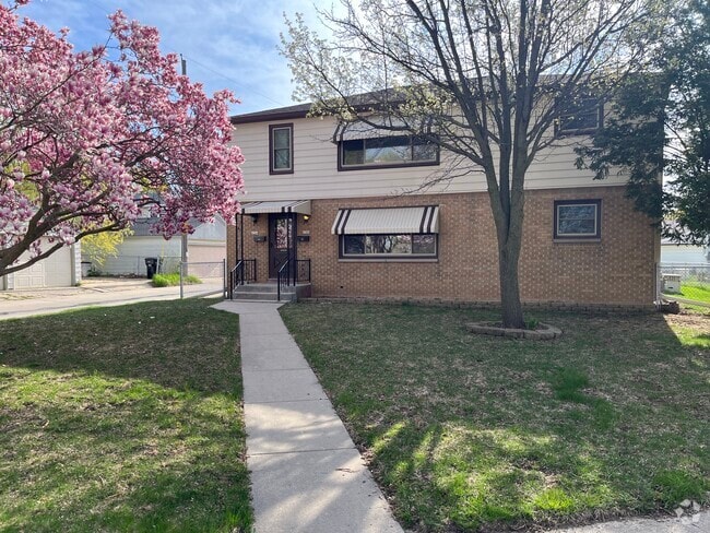 Building Photo - 4364 S Kinnickinnic Ave Unit 4364 Rental