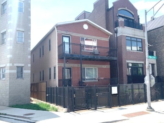 Building Photo - 1327 W Walton St Unit 2
