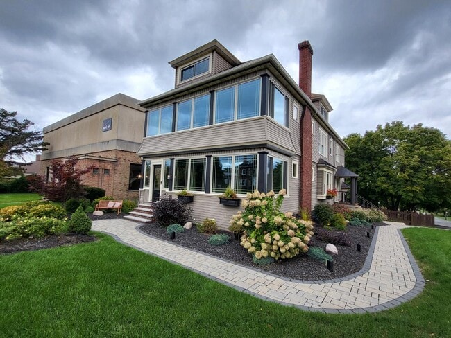 Photo - 3331 James St