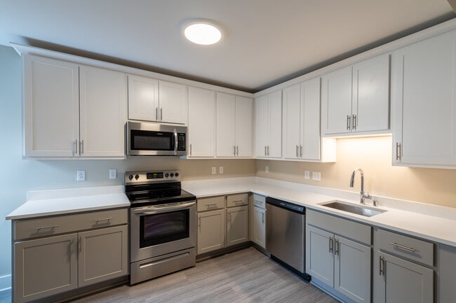 Building Photo - 2571 S Kinnickinnic Ave Unit 201