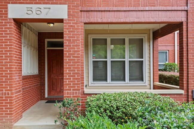 Photo - 567 E 9th St