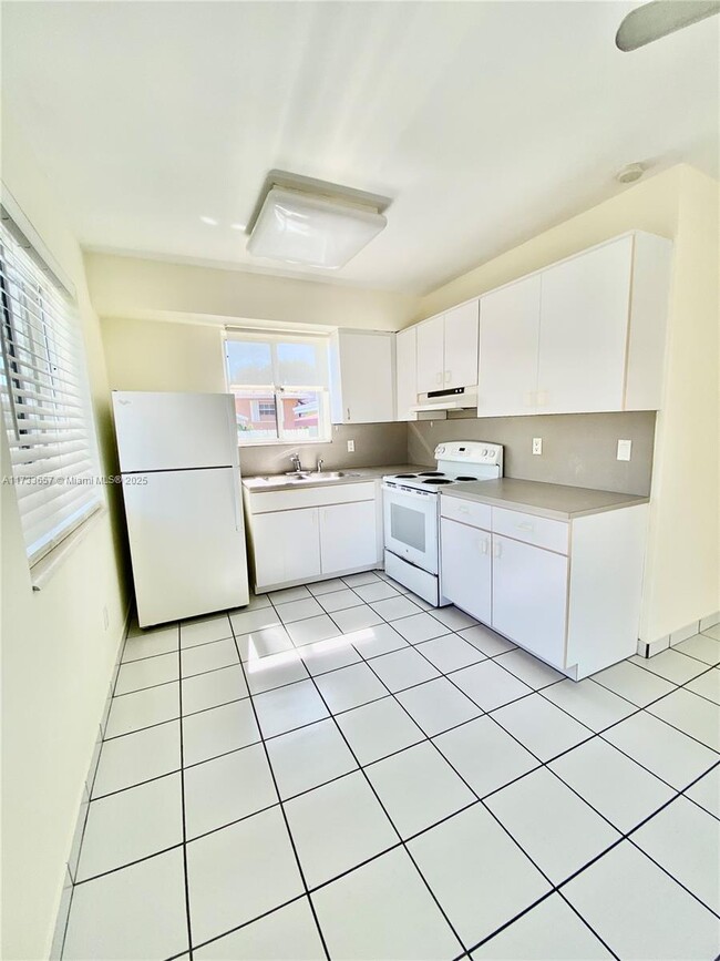 Photo - 3640 SW 25th St Apartment Unit 2