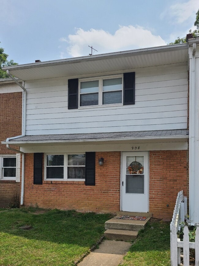 Building Photo - 3 BR TH in Olde Forge