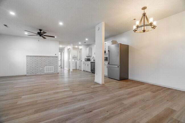 2001 Cypress Pl