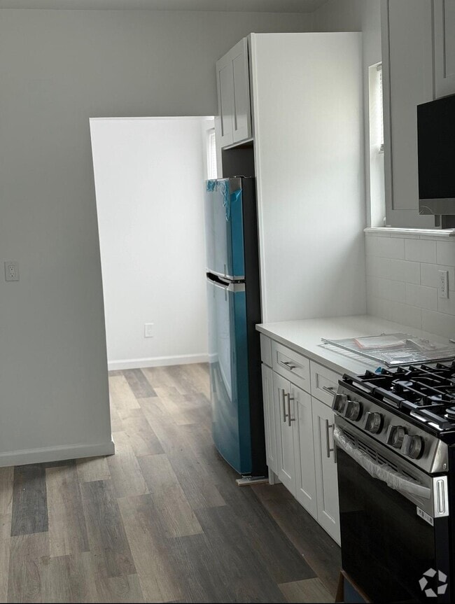 Building Photo - 1432 St Lawrence Ave Unit 2 Rental