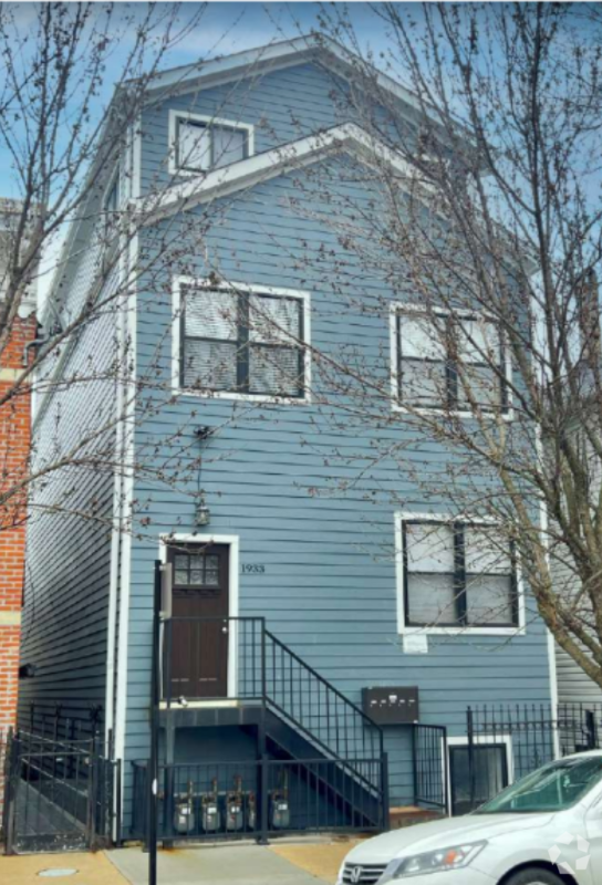 Building Photo - 1933 S May St Unit 1R Rental