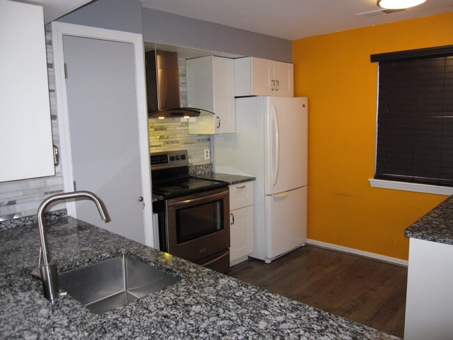 Photo - 2008 Windsor Dr