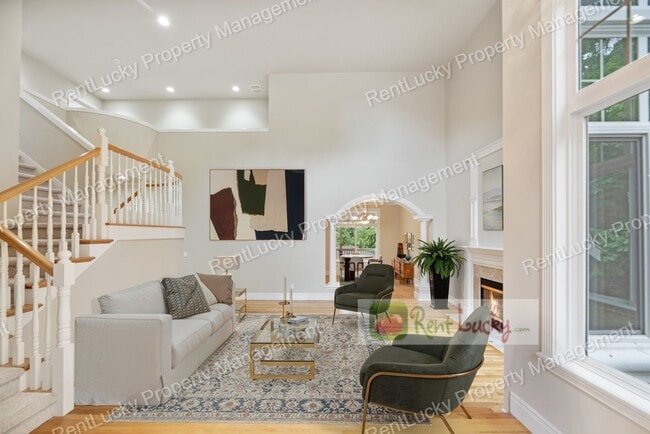 Photo - Like-New and HUGE 5-Bedroom Home in Prime Bellevue Location!!